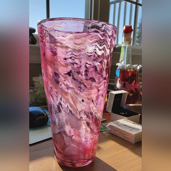 Handblown Pink and White Wavy/Swirl Art Glass Vase Signed - Picture 3 of 16